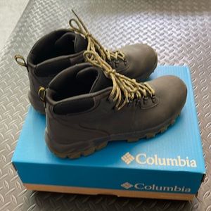 Columbia Mens Newton ridge hiking boots, size 10.5